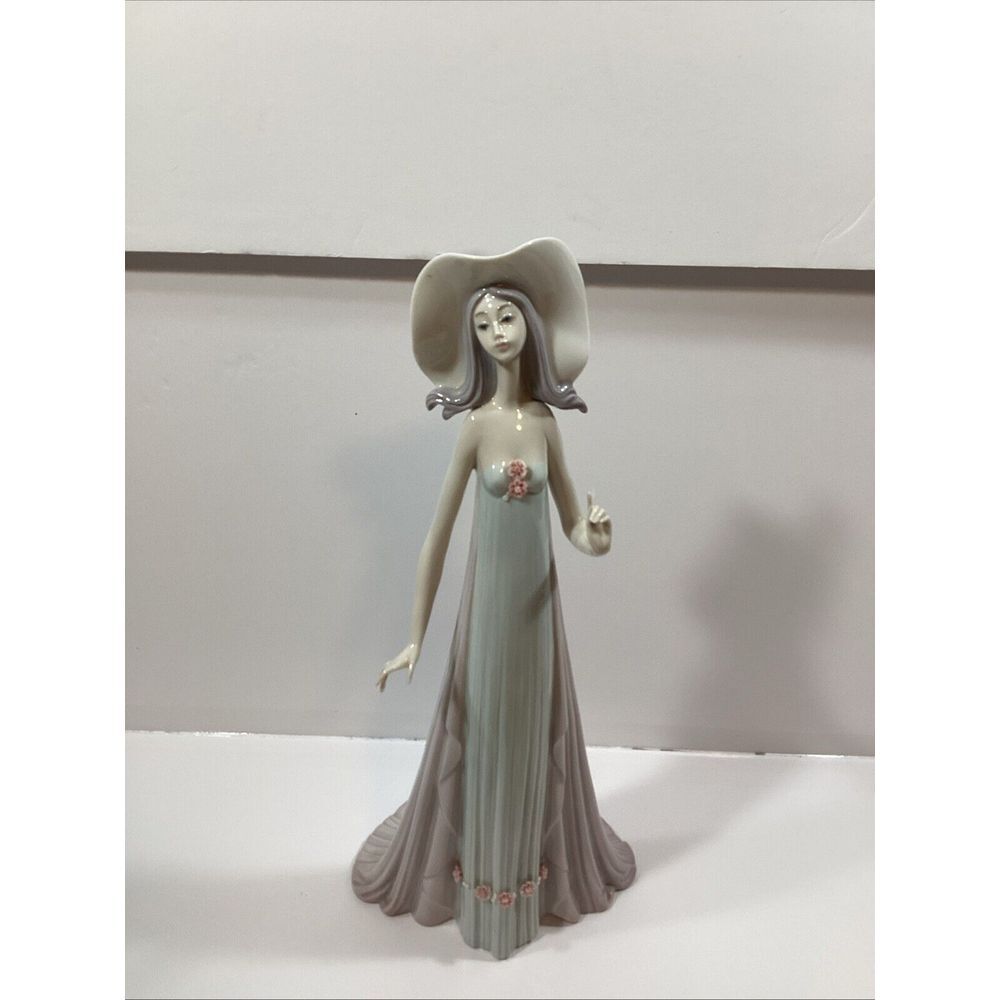 Lladro 1431 mint  porcelain figurine The‎ Debutante  SKU # 1528